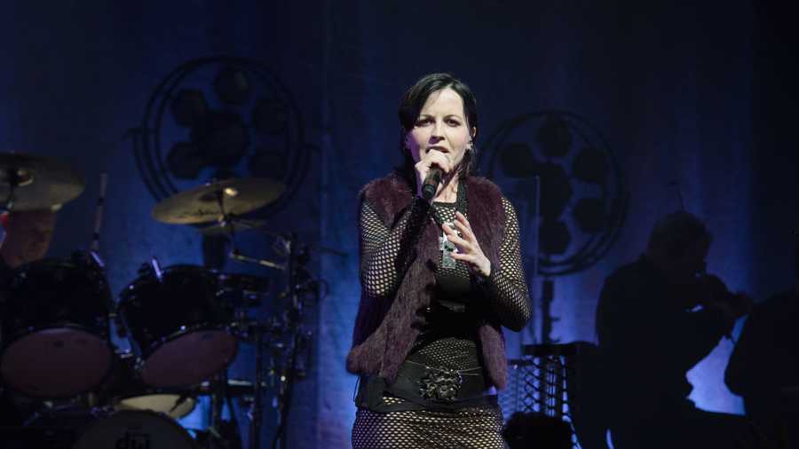 Dolores O'Riordan of The Cranberries performs at L'Olympia on May 4, 2017 in Paris, France. 