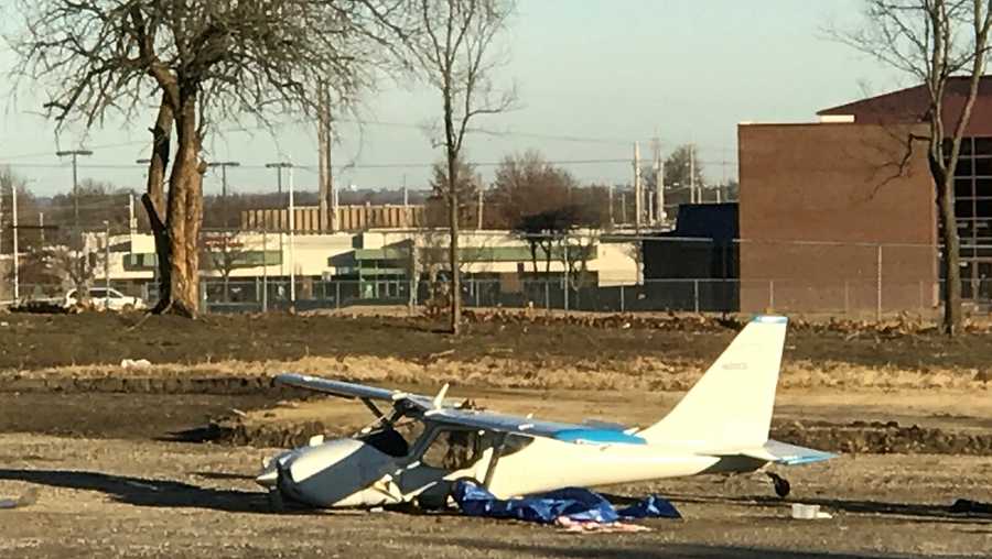1 man injured in small plane crash in Lee's Summit park