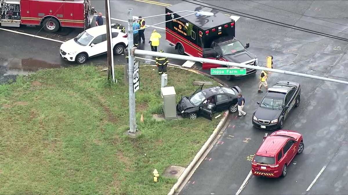 Car slams into pole in Joppa