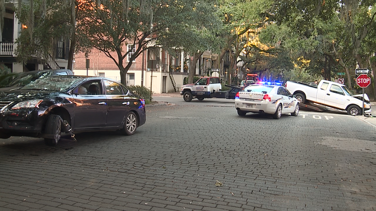 Video captures morning crash on historic Savannah street. Police ...