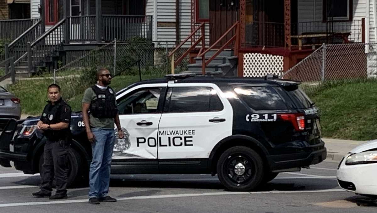 Driver runs red light, crashes into Milwaukee squad car