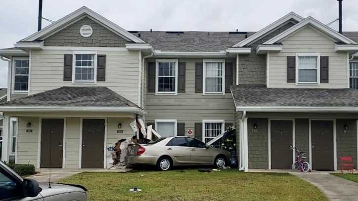 Car crashes into apartment house, causing gas leak