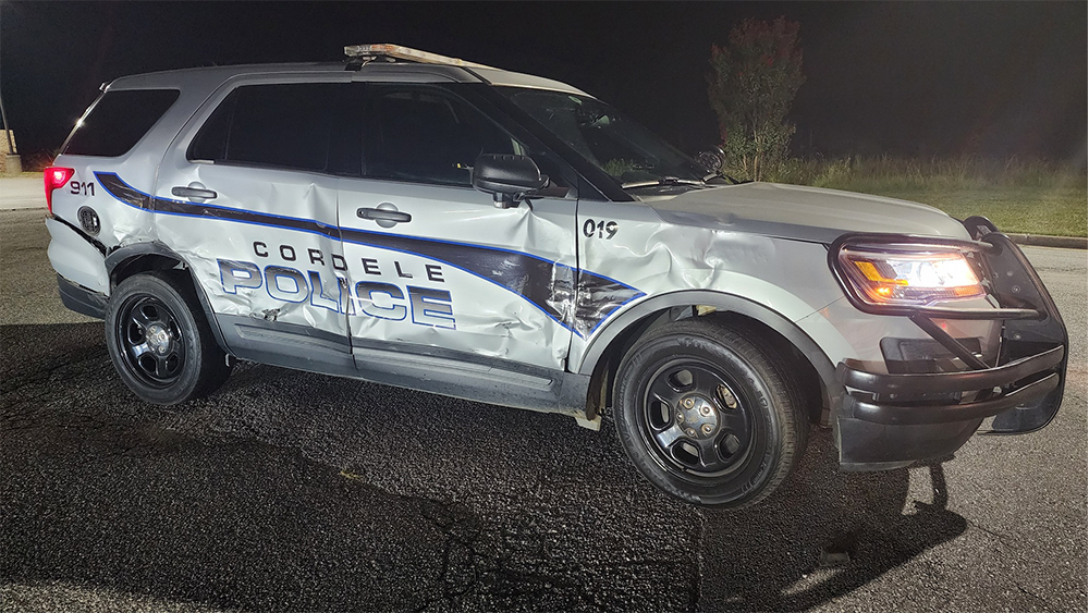 Georgia: Trucker charged after ramming Freightliner into cop cars - WJCL