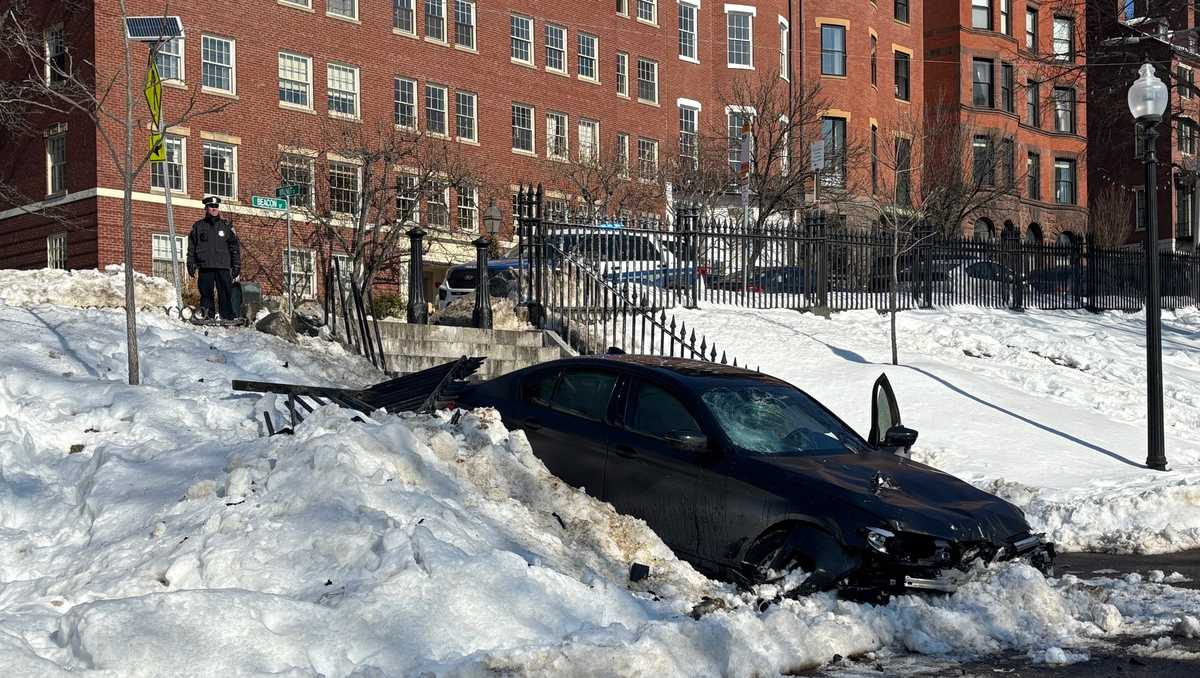 Car goes off Beacon Street near Boston Common, crashes down stairs near Frog Pond
