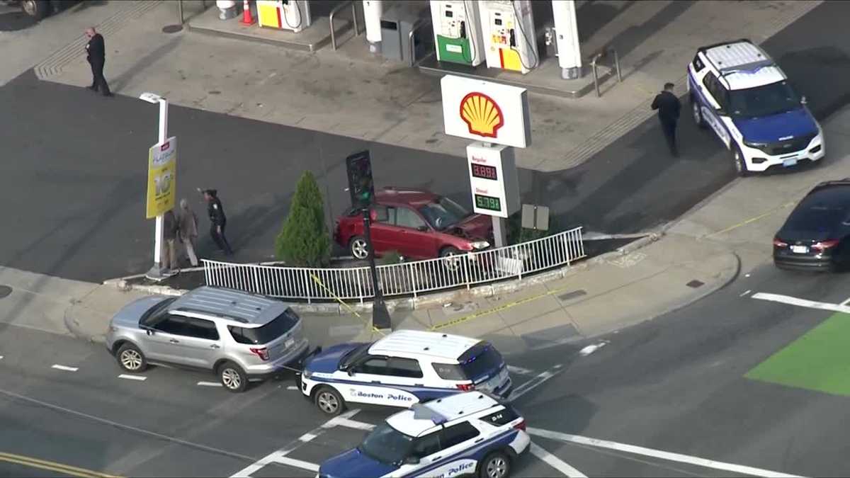 波士顿警察在奥尔斯顿加油站发生车祸受伤
