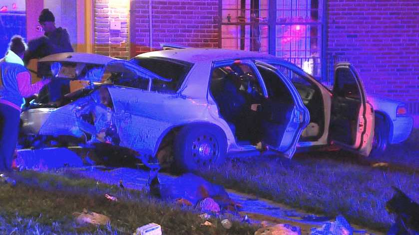 Police: 1 hospitalized after crash in Avondale