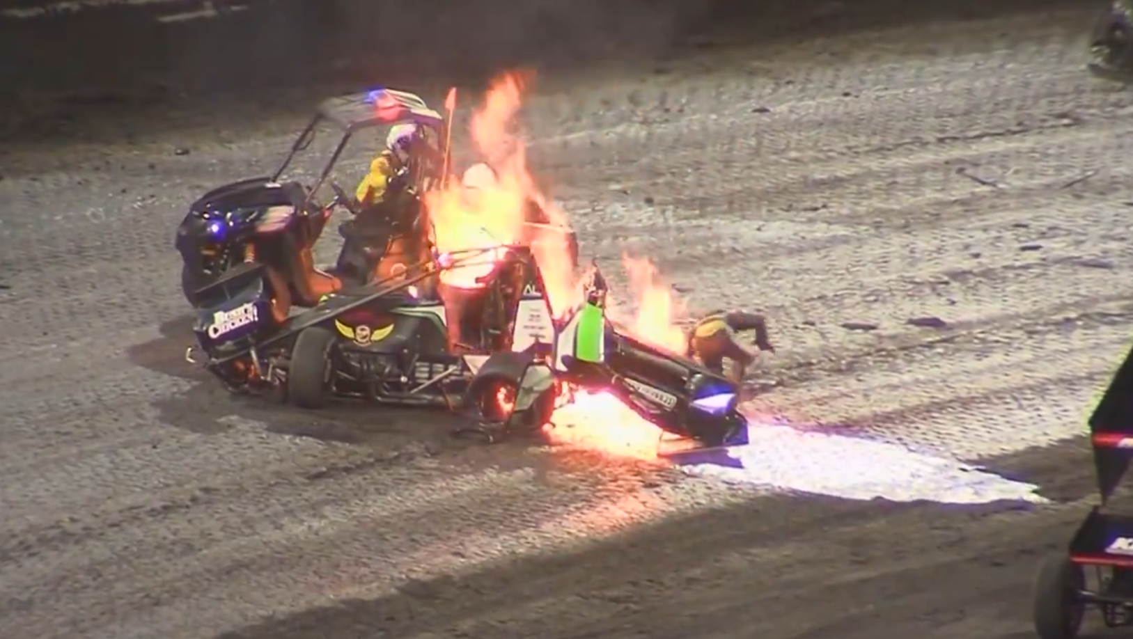 Knoxville Raceway: Flames shoot out of car after Sprint Car crash - Vimarsana News