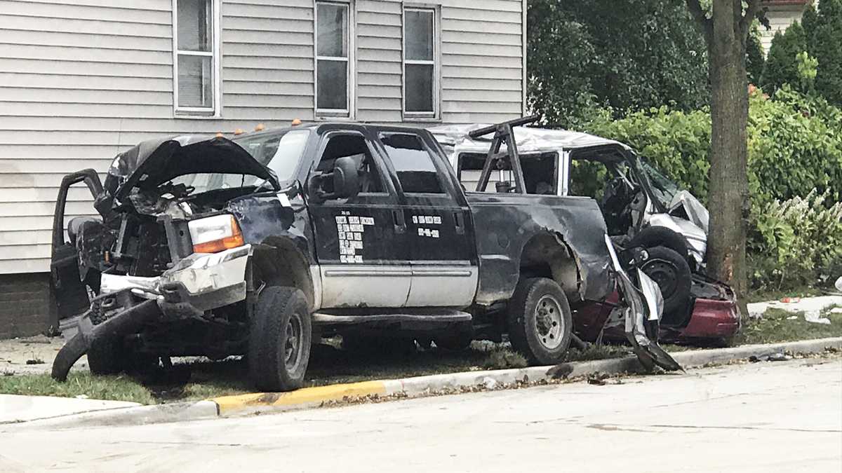 Tow truck flees officer, crashes into other cars
