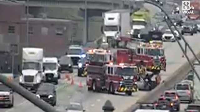 Crash blocks lanes on I-83 bridge in Dauphin County, Pa. - Vimarsana News