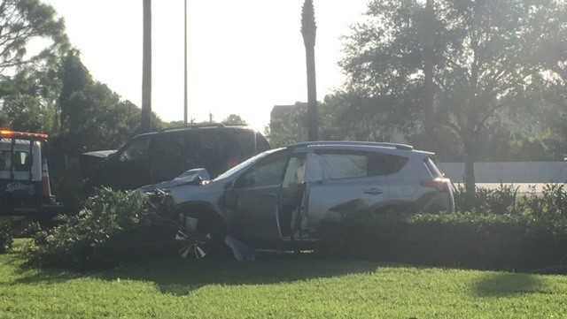 Car goes off I-95, crashes into 2 others in West Palm Beach