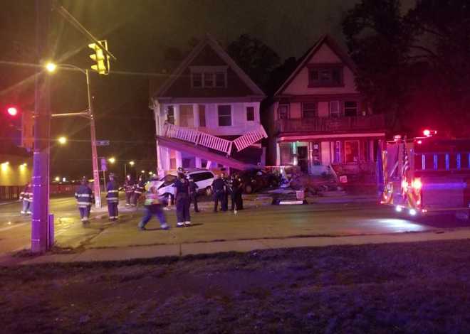 Cars crash into Milwaukee house