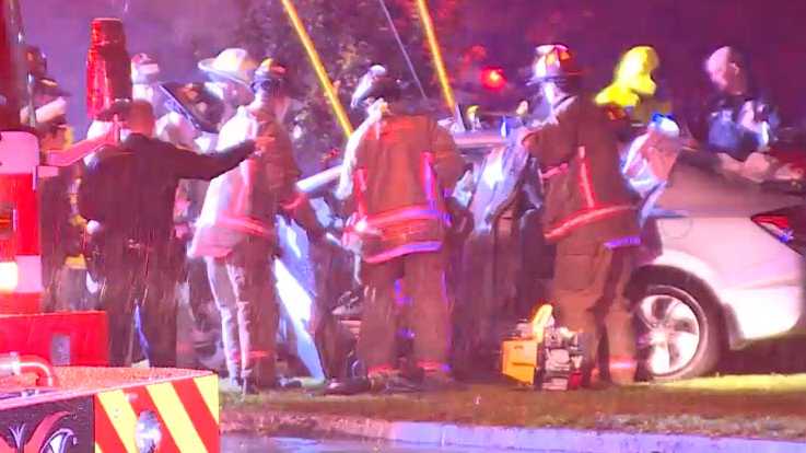 3 injured after driver loses control, crashes car into pole in Mount Auburn