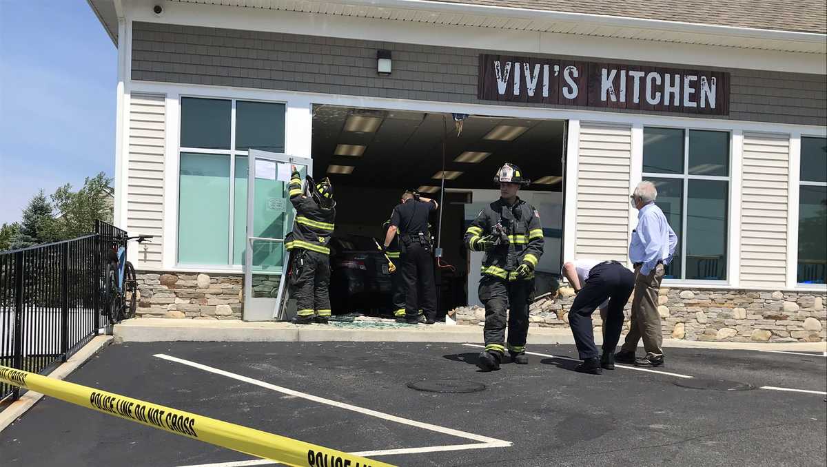 Car crashes into Rockland restaurant