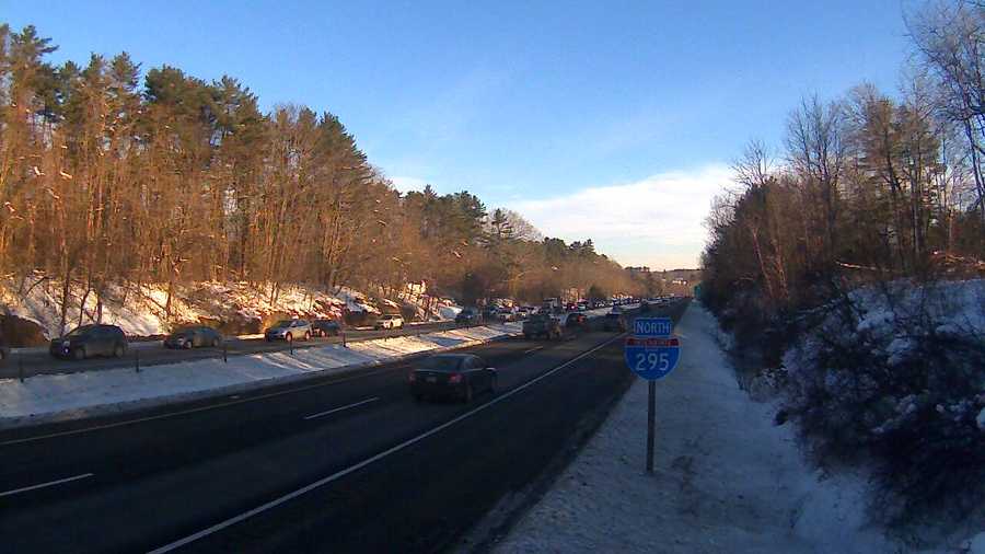 Crash slows traffic on I-295 in Cumberland