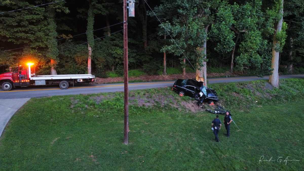 Man killed after crashing into tree on Oldham County road