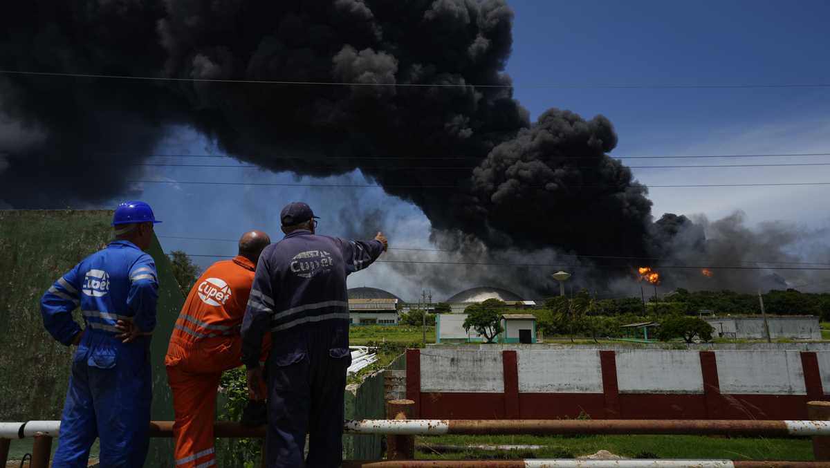 Bomberos combaten gran incendio en parque de tanques de Cuba por segundo día