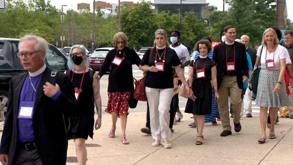 Dozens call for peace after squeegee worker shoots armed driver