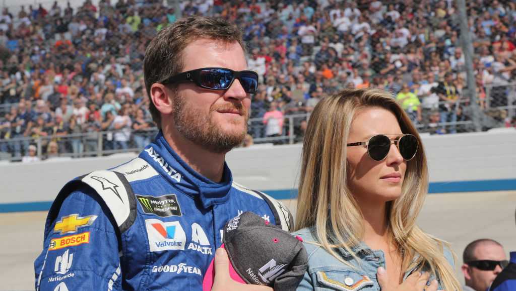 Plane carrying Dale Earnhardt Jr. and his family crashes in Tennessee