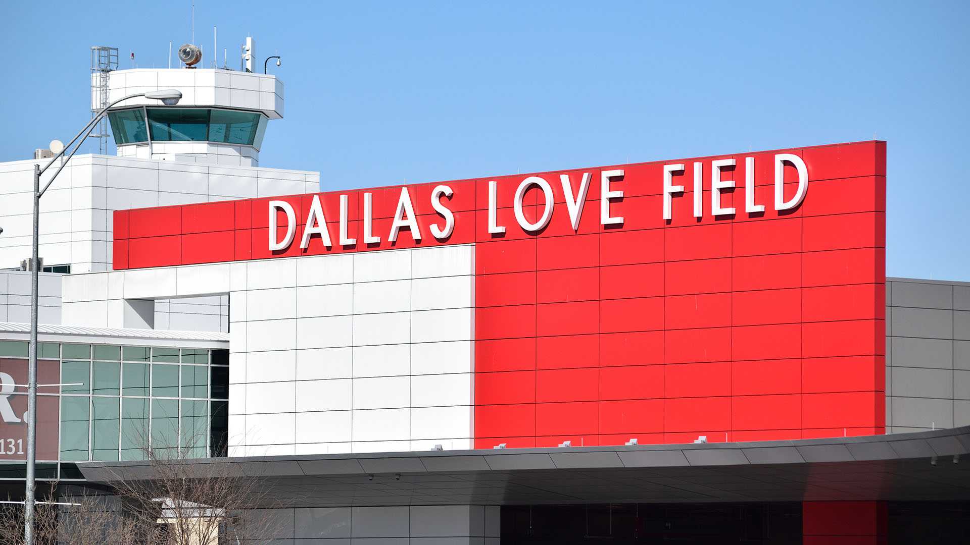 Police shoot woman who had fired shots into ceiling at Dallas Love Field Airport, authorities say - Vimarsana News