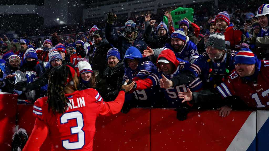 Love you boys': Damar Hamlin now breathing on his own, talks to Bills  teammates for 1st time