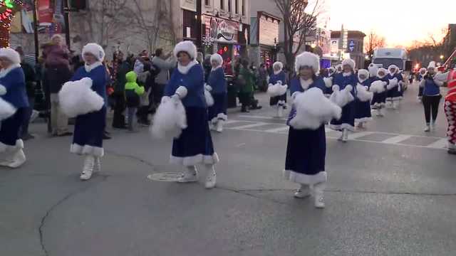 Waukesha Christmas Parade makes emotional return - Vimarsana News