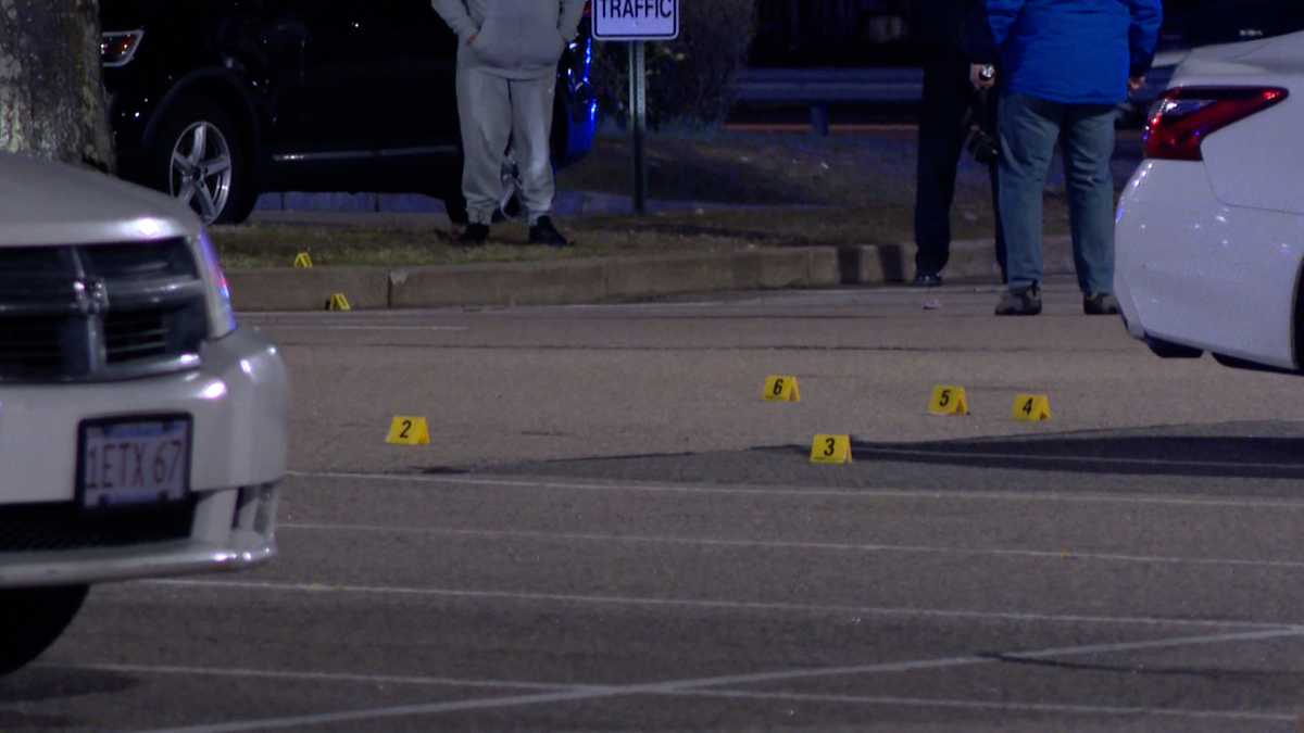 Selon la police, la fusillade a eu lieu dans le parking du Dartmouth Mall