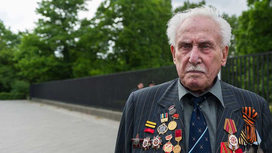 David Dushman, the last surviving liberator of Auschwitz seen here in 2015 at a memorial in Berlin, dies at 98.