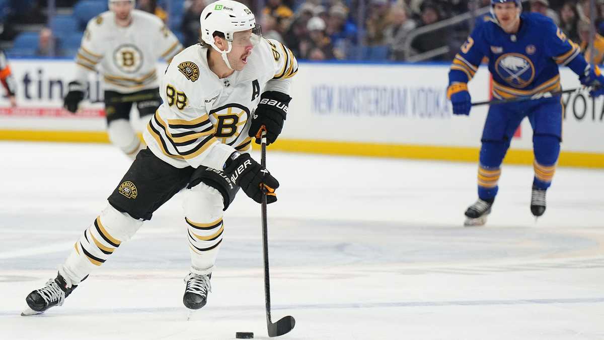 Pastrnak leads Bruins in win over Sabres with goal, 2 assists