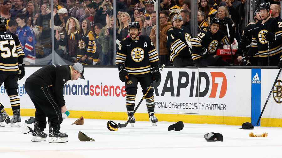Pastrnak leads Bruins past Senators with 17th career hat trick