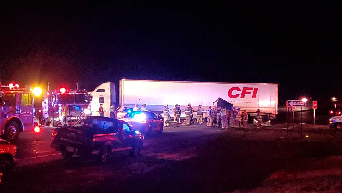 Deputies respond to deadly Davidson County crash involving pickup truck