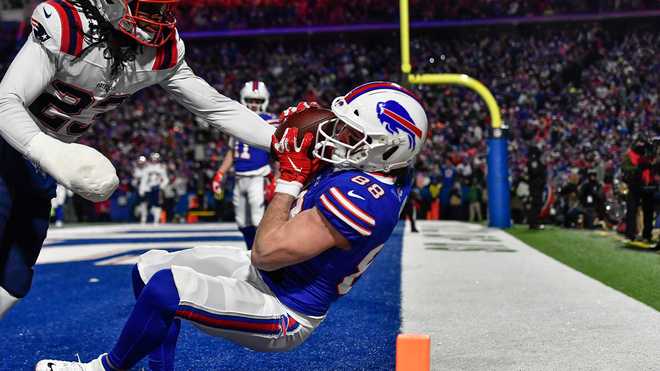 Buffalo Bills tight end Dawson Knox (88) scores a touchdown against New  England Patriots safety …