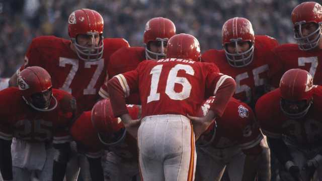 Chiefs line up in 'choir huddle' to honor the late Len Dawson