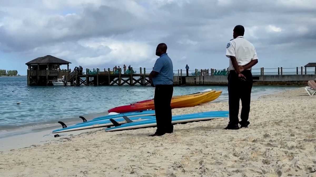 波士顿44岁女子在巴哈马度假村附近被鲨鱼袭击身亡，警方称