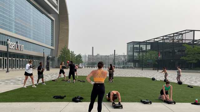 Free outdoor fitness classes begin at Deer District despite air quality - Vimarsana News