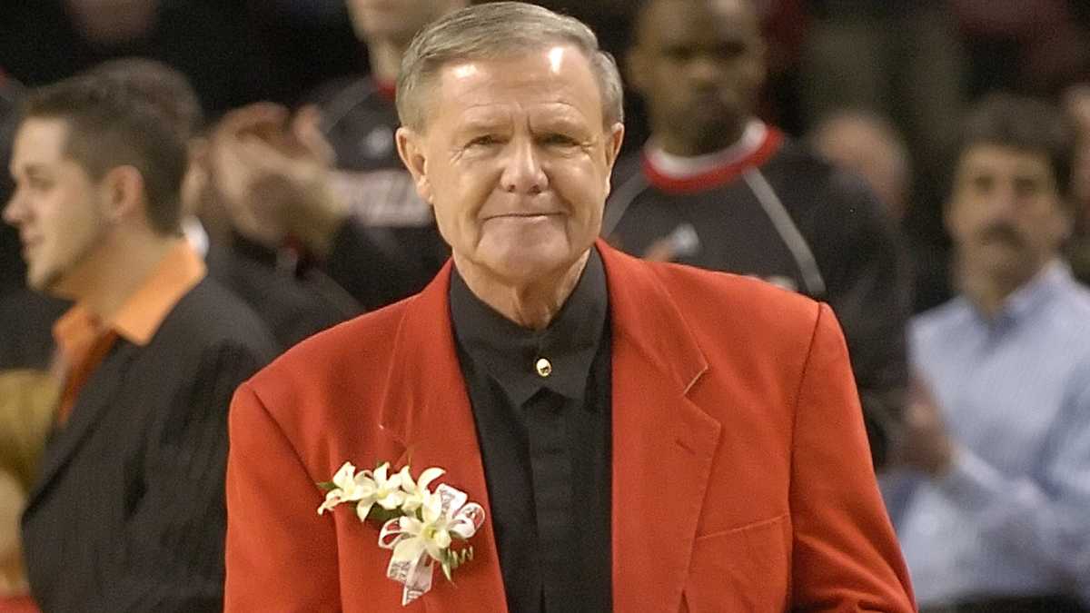 Denny Crum, de legendarische basketbalcoach van Louisville, sterft op 86-jarige leeftijd
