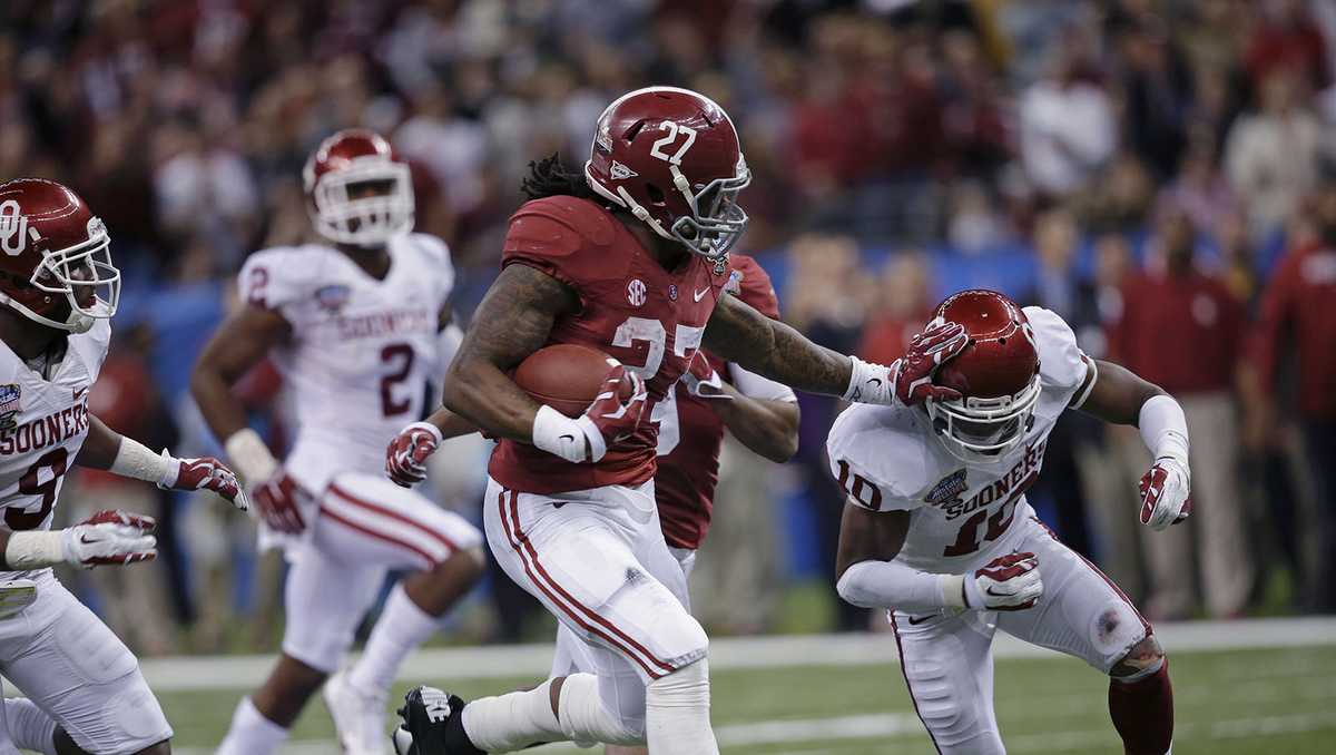 Derrick Henry Alabama Crimson Tide Unsigned Stiff Arm Photograph