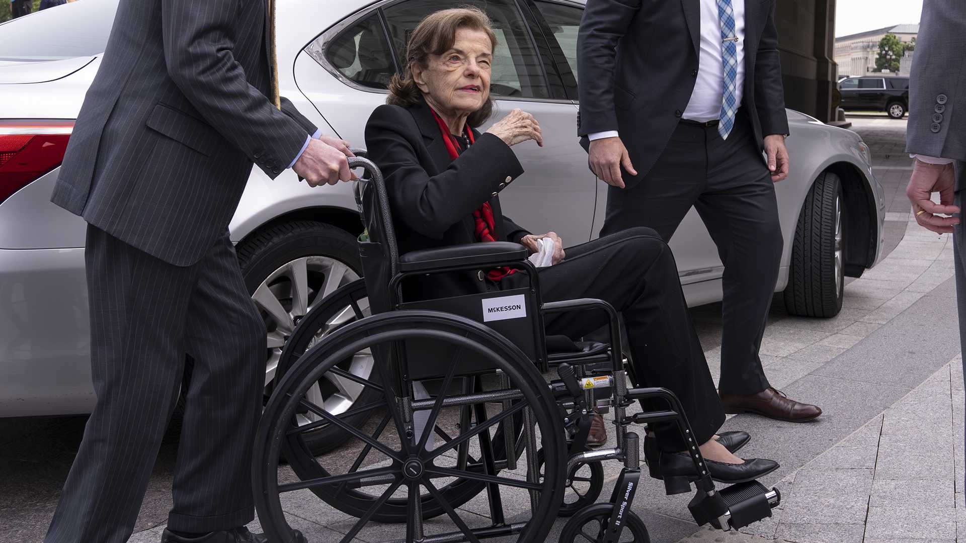 Sen. Dianne Feinstein's office details shingles complications - Vimarsana News