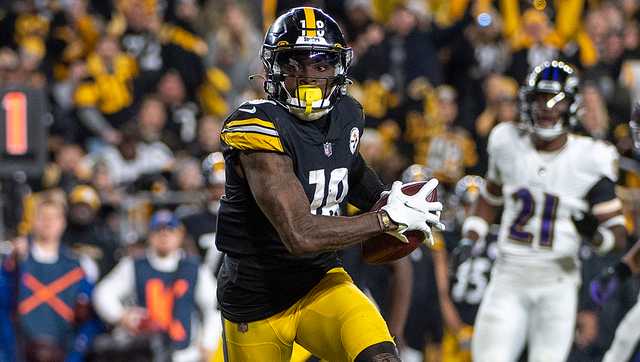 Diontae Johnson of the Pittsburgh Steelers lines up during the