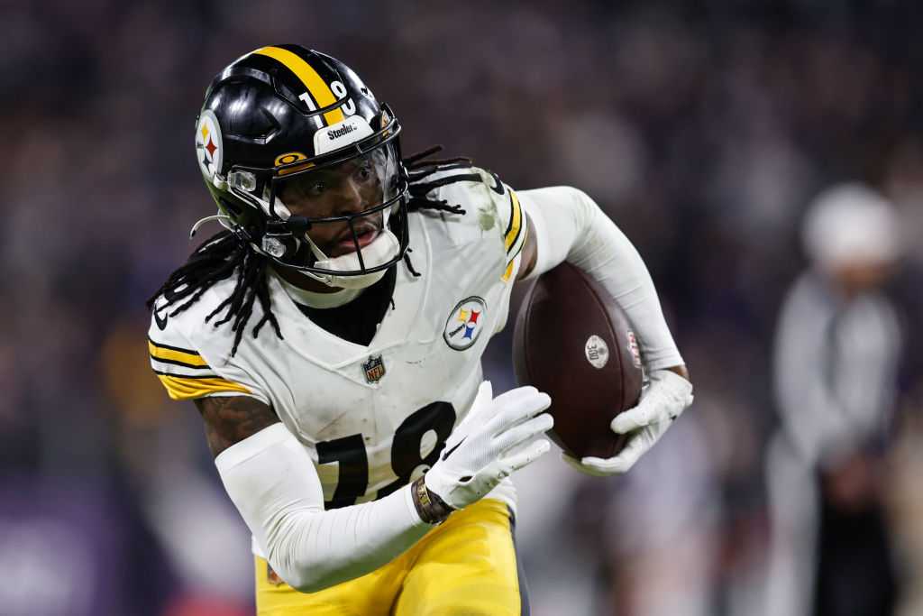 Steelers Diontae Johnson And Anthony McFarland Jr. Practice