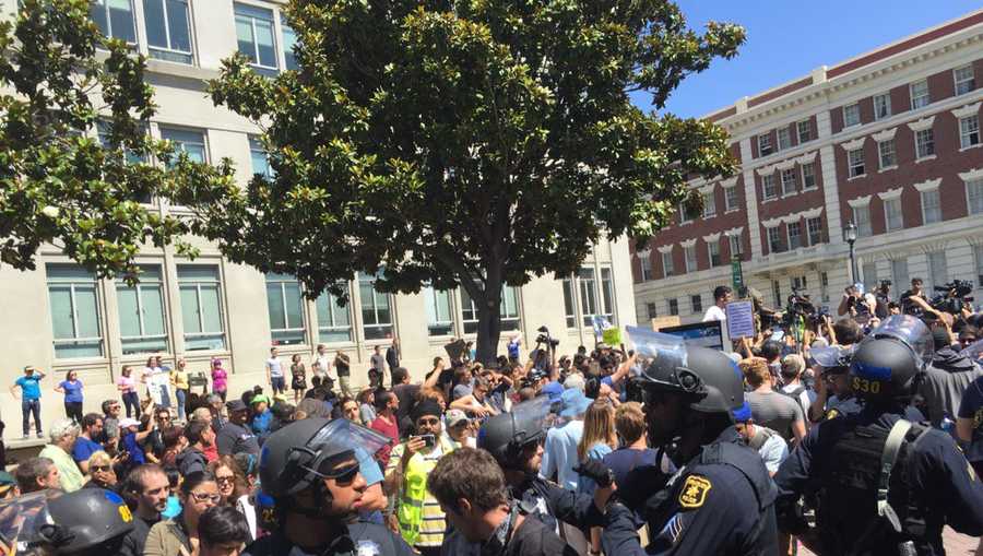 PHOTOS: Clashes break out during Berkeley protests