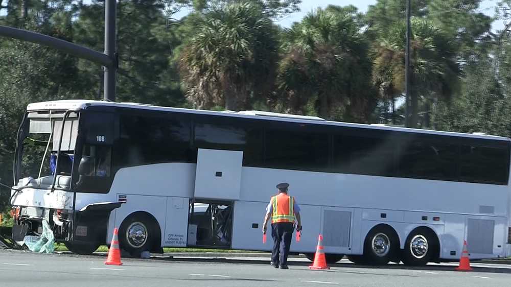 Two buses crash at Walt Disney World(02)