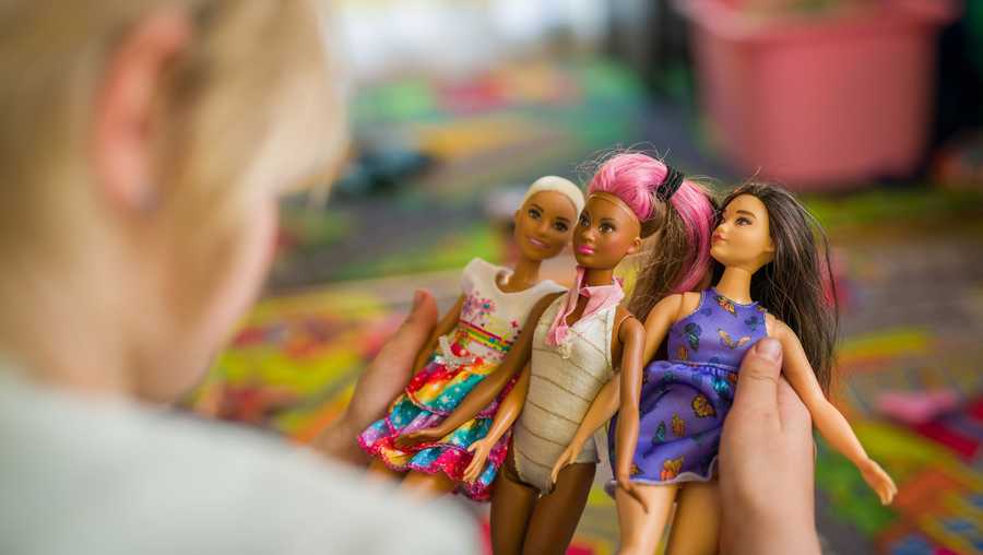 Girls who play with ultrathin dolls are more likely to want thinner bodies compared to girls who played with realistic childlike dolls, a new study revealed.