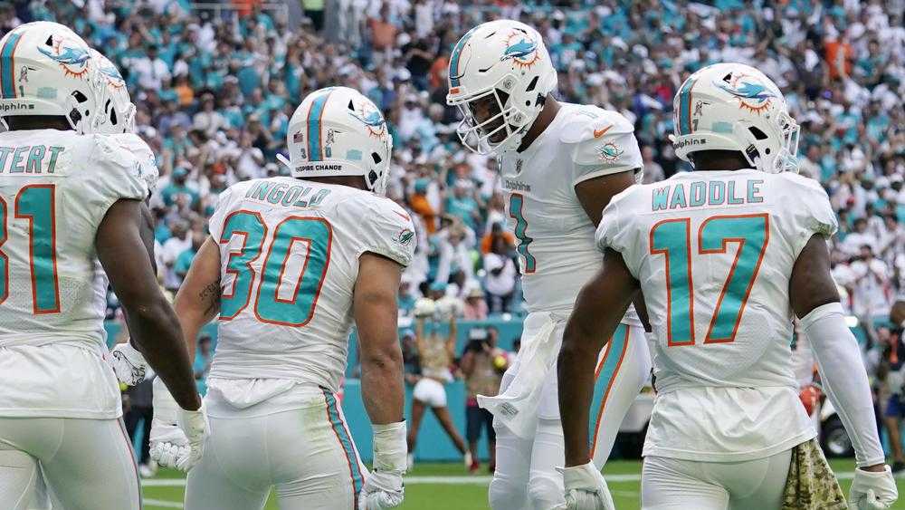 Tagovailoa stays hot, throws for 3 TDs, Dolphins rout Browns