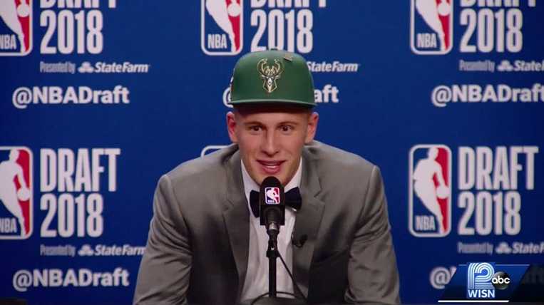 Bucks: Select point guard Donte DiVincenzo from Villanova in NBA Draft