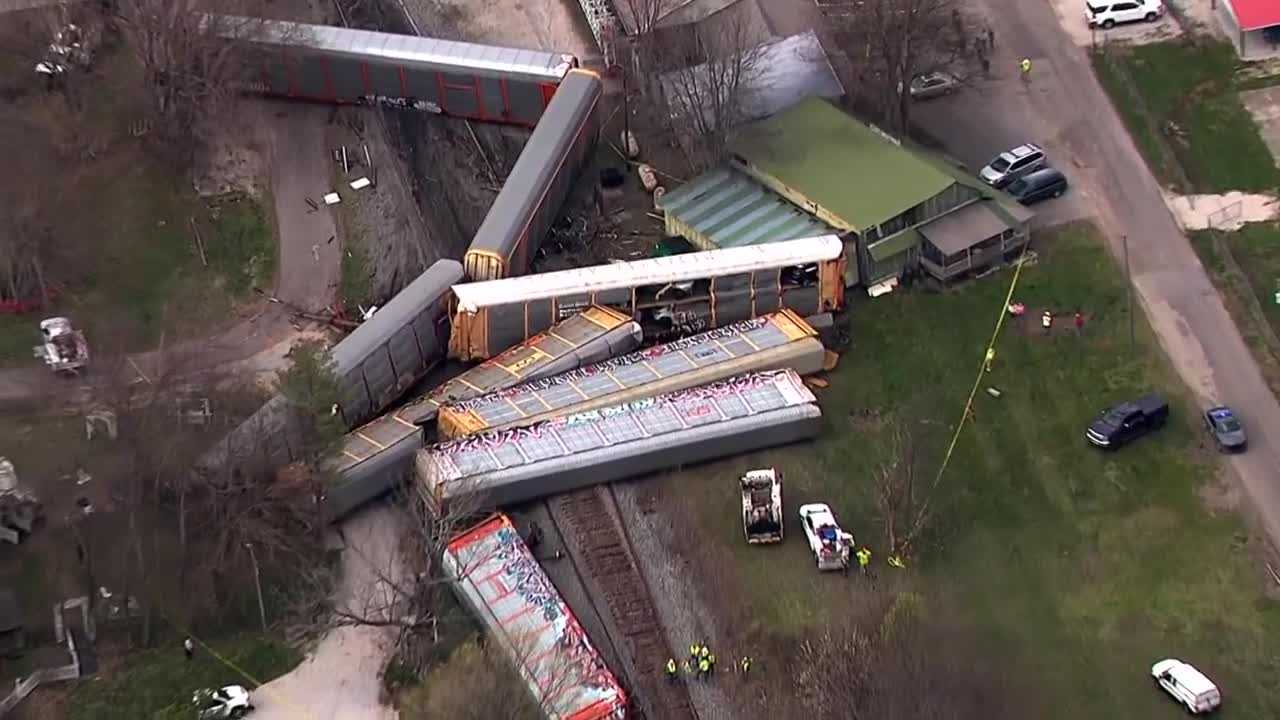 Train Carrying Cars Derails In Hardin County, Sending 21 Railcars Off ...