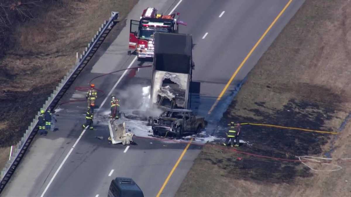 VIDEO: Semi, pickup truck scorched after crash on I-65 in southern Indiana – WLKY Louisville