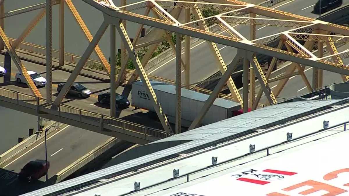 Multi-vehicle crash on Clark Memorial Bridge leaves 4 people injured