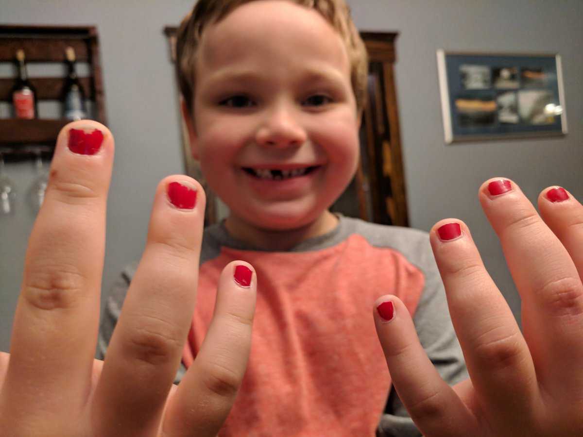 That moved me to paint MY nails Dad shows solidarity with 5 year