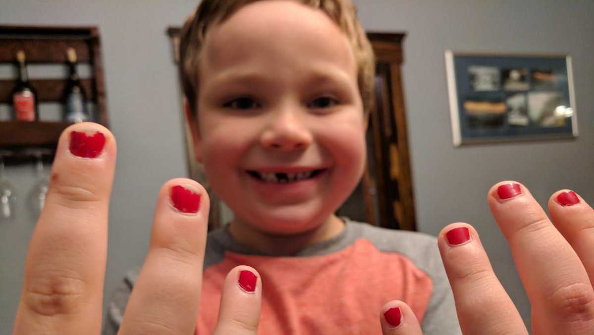 'That moved me to paint MY nails' Dad shows solidarity with 5yearold