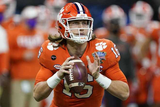 Clemson&#x20;quarterback&#x20;Trevor&#x20;Lawrence&#x20;passes&#x20;against&#x20;Ohio&#x20;State&#x20;during&#x20;the&#x20;first&#x20;half&#x20;of&#x20;the&#x20;Sugar&#x20;Bowl&#x20;NCAA&#x20;college&#x20;football&#x20;game&#x20;in&#x20;New&#x20;Orleans,&#x20;Friday,&#x20;Jan.&#x20;1,&#x20;2021.